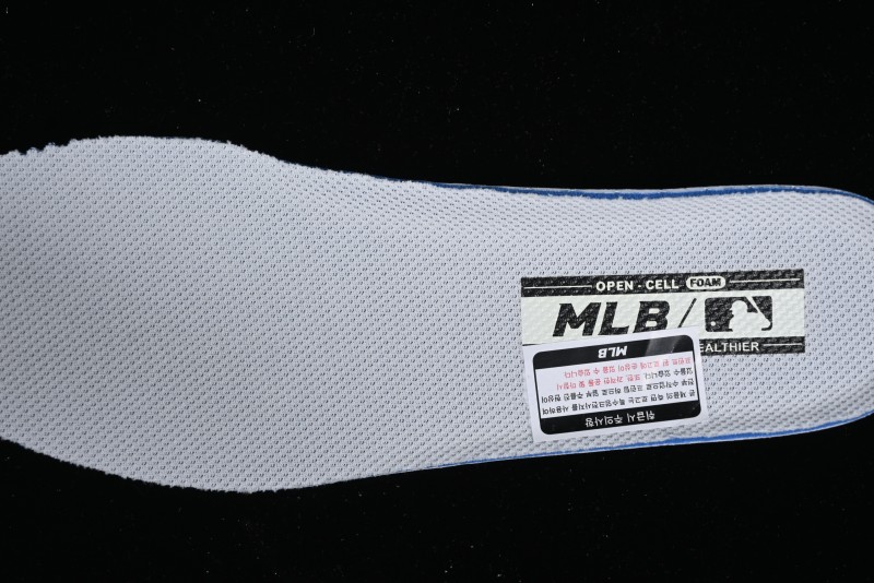MLB Chunky Liner New York Yankees Sneakers with Lightweight Thick Sole and Hook Loop Closure - 3ASXCMM4N50GRS