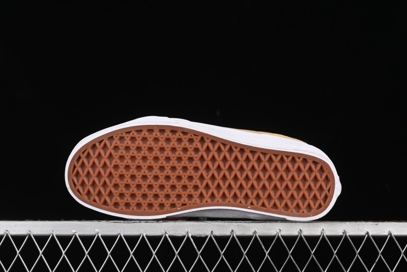 Vans Chukka Push Low-Top Skate Shoes in Beige with Slip-Resistant Sole - VN000CZW4MG