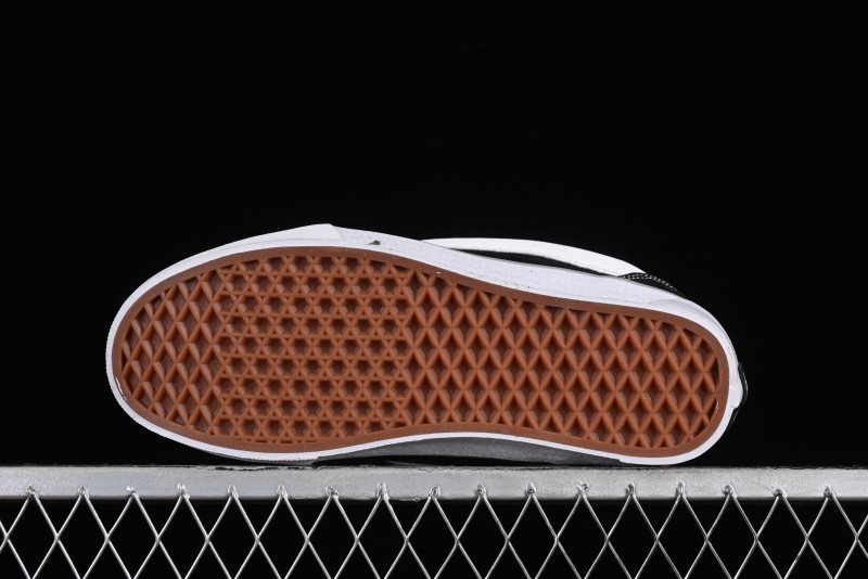 Vans Classics Knu Skool Retro Sneakers in Black & White - VN0AUAK375