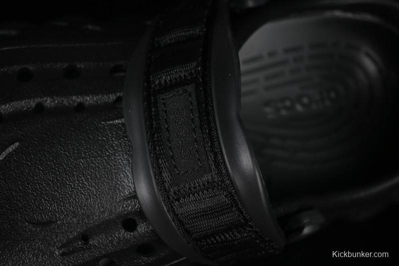 Crocs Classic Clog Slip-On Beach Sandals with Ventilation Holes - B.D4