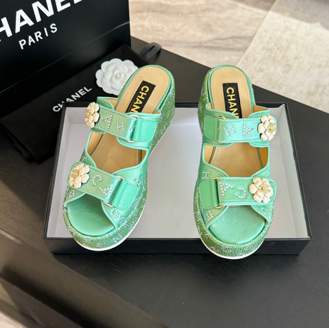 2025 Slippers Chanel Green Leather Platform Floral LY00330