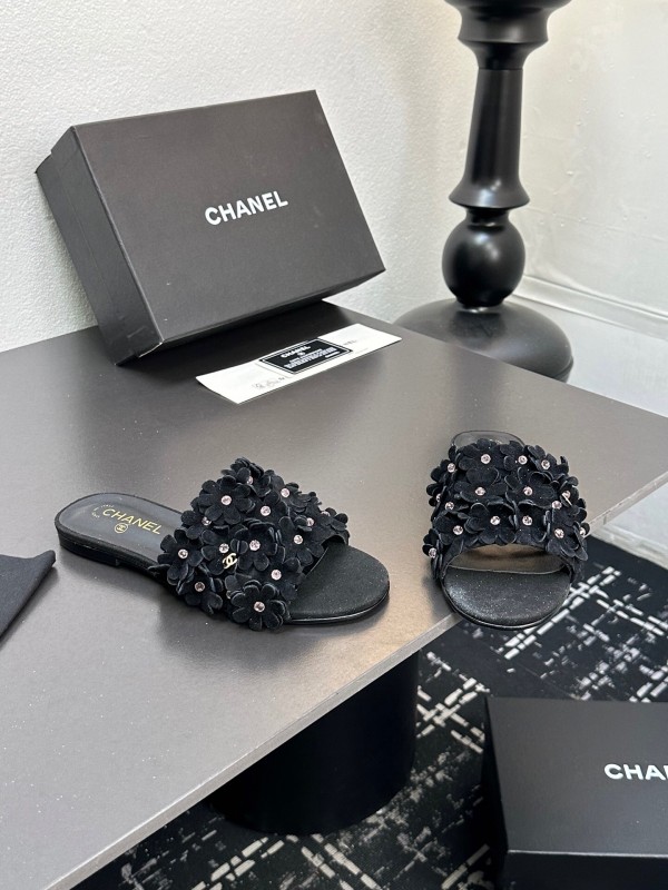 2025 Women Chanel Black Leather Slides