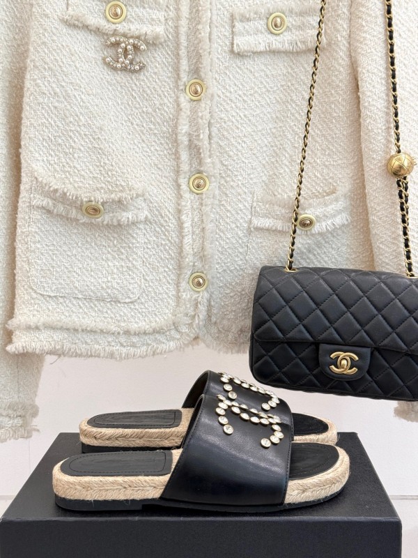 2025 Slippers Chanel Black Leather Slippers