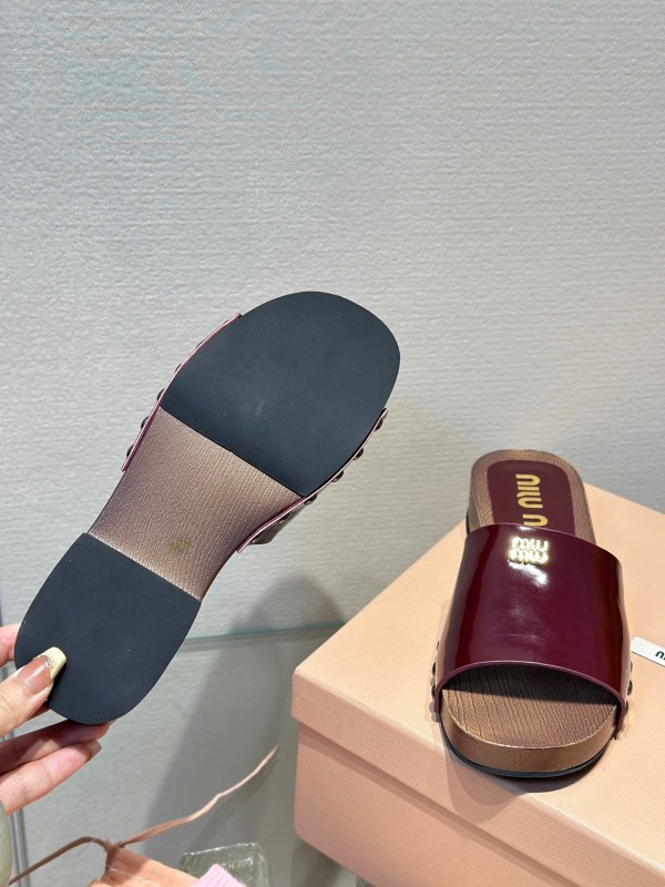 2025 Women Miu Miu Burgundy Patent Leather Slippers KFY00230