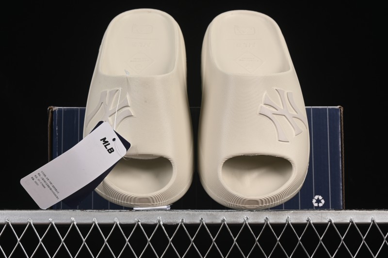 New York Yankees MLB Skipper Slide Summer Casual Sandals - 3ALPS015350IVS