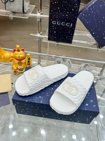 2025 Men Gucci White Rubber Slippers Interlocking G KFY00170