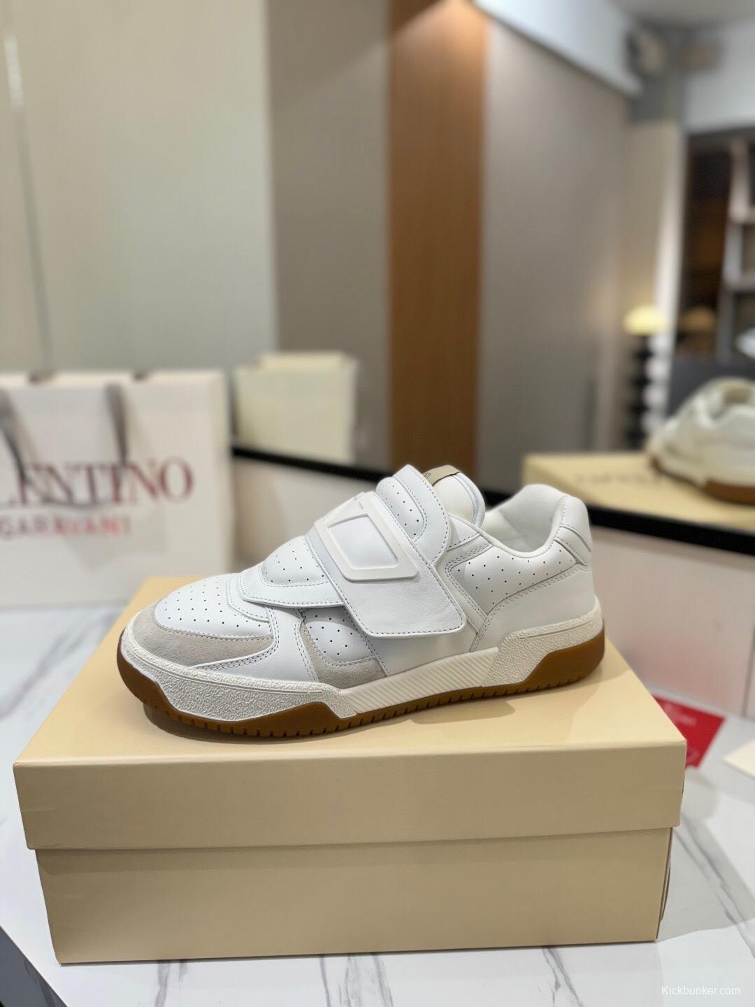 VALENTINO 2025 SS Casual Sneakers with V-Strap Design - AS00410