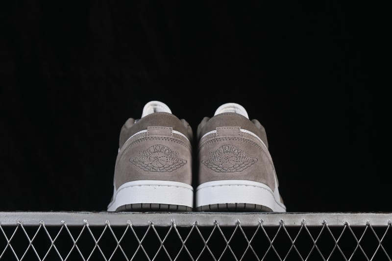 Nike Air Jordan 1 Low Retro Basketball Shoes with Classic Colorway and Durable Construction - 553558-046